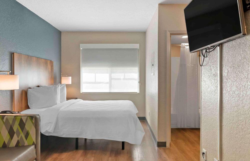 Queen studio with 1 Queen Bed - Disability Access/Non-Smoking interior